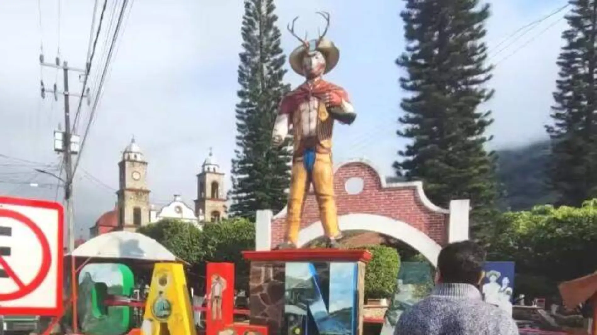 Estatua dañada Cuernudo1